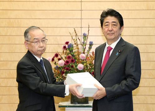 Photograph of the Prime Minister receiving the FY2016 Audit Report (1)