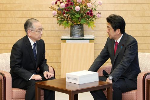 Photograph of the Prime Minister receiving the FY2016 Audit Report (2)