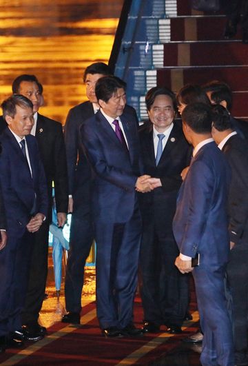 Photograph of the Prime Minister arriving in Viet Nam (1)