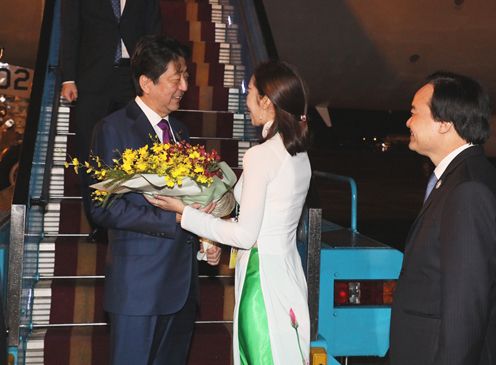 Photograph of the Prime Minister arriving in Viet Nam (2)