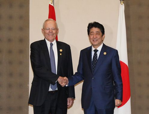 Photograph of the Prime Minister shaking hands with the President of Peru