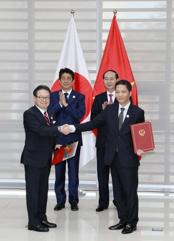 Photograph of the Prime Minister and the President of Viet Nam attending the exchange of documents  (1)