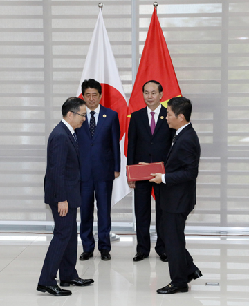 Photograph of the Prime Minister and the President of Viet Nam attending the exchange of documents  (2)