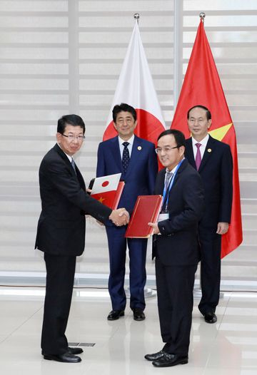 Photograph of the Prime Minister and the President of Viet Nam attending the exchange of documents  (5)