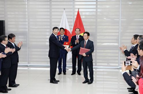 Photograph of the Prime Minister and the President of Viet Nam attending the exchange of documents  (6)