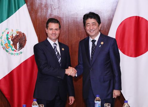 Photograph of the Prime Minister shaking hands with the President of Mexico