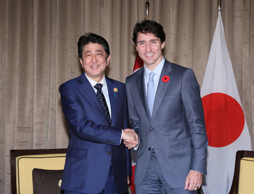 Photograph of the Prime Minister shaking hands with the Prime Minister of Canada