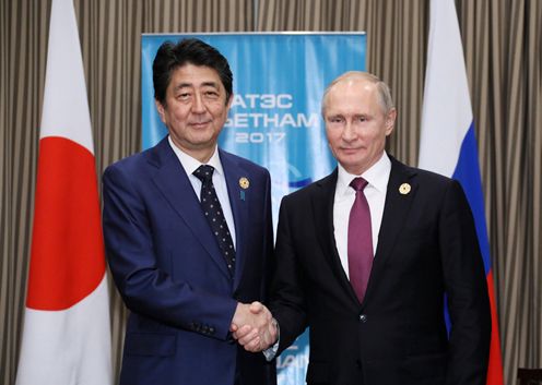 Photograph of the Prime Minister shaking hands with the President of Russia