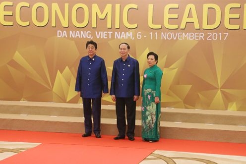 Photograph of Prime Minister Abe being welcomed by the President of Viet Nam (pool photo)