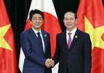 Photograph of the Prime Minister shaking hands with the President of Viet Nam