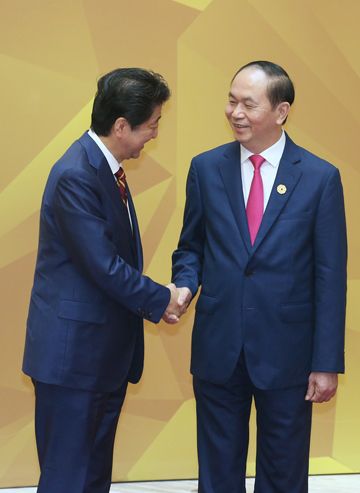 Photograph of Prime Minister Abe being welcomed by the President of Viet Nam (pool photo) (1)