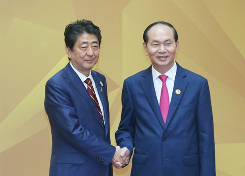 Photograph of Prime Minister Abe being welcomed by the President of Viet Nam (pool photo) (2)