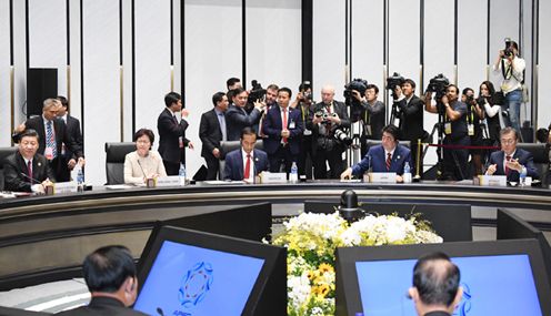 Photograph of the APEC Economic Leaders’ Meeting (pool photo) (1)