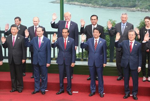 Photograph of the leaders’ commemorative photograph session (pool photo) (2)