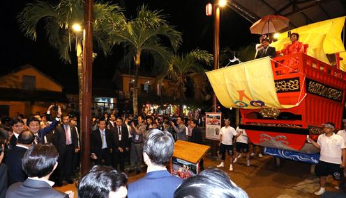 Photograph of the visit to see the exhibit of a “Shuinsen” shogunate licensed trading ship from Nagasaki Prefecture (1)