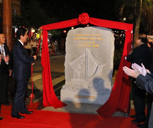 Photograph of the visit to see the exhibit of a “Shuinsen” shogunate licensed trading ship from Nagasaki Prefecture (2)