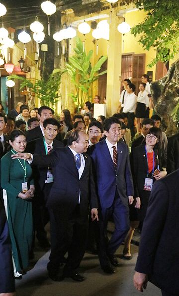 Photograph of the visit to see the exhibit of a “Shuinsen” shogunate licensed trading ship from Nagasaki Prefecture (5)