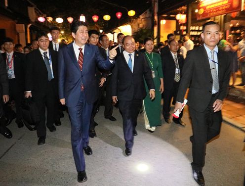 Photograph of the visit to see the exhibit of a “Shuinsen” shogunate licensed trading ship from Nagasaki Prefecture (6)