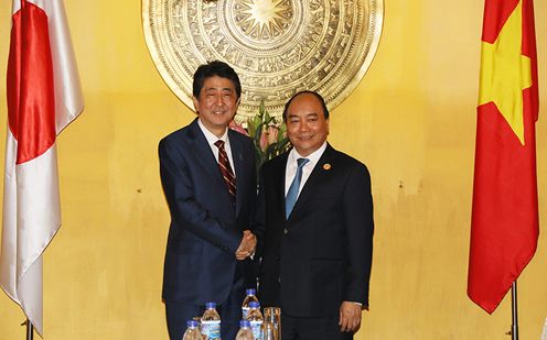 Photograph of the Prime Minister shaking hands with the Prime Minister of Viet Nam