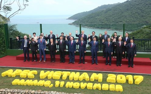 Photograph of the leaders’ commemorative photograph session (pool photo) (1)