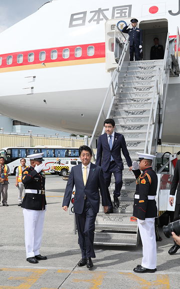 Photograph of the Prime Minister arriving in the Philippines 