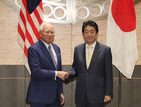 Photograph of the Prime Minister shaking hands with the Prime Minister of Malaysia