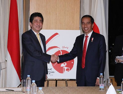 Photograph of the Prime Minister shaking hands with the President of Indonesia