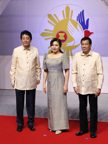 Photograph of the Prime Minister being welcomed by the President of the Philippines