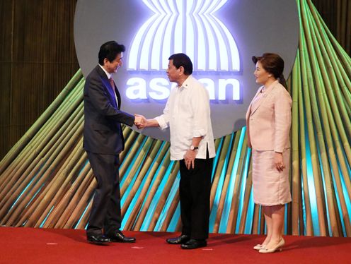 Photograph of Prime Minister Abe being welcomed by the President of the Philippines