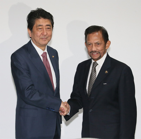 Photograph of the Prime Minister shaking hands with the Sultan and Yang Di-Pertuan of Brunei (pool photo)