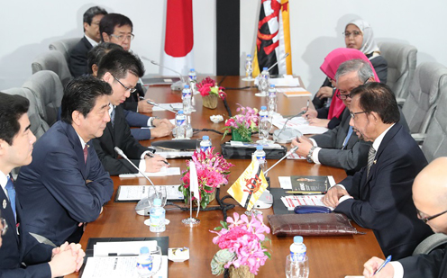 Photograph of the Japan-Brunei Summit Meeting (pool photo)