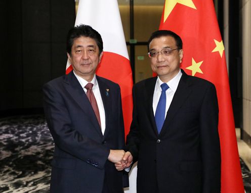 Photograph of the Prime Minister shaking hands with the Premier of the State Council of China