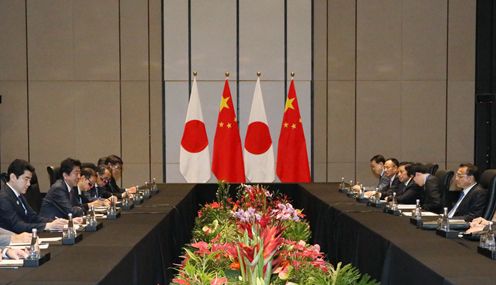 Photograph of the Japan-China Summit Meeting