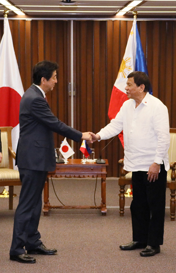 Photograph of the Prime Minister shaking hands with the President of the Philippines