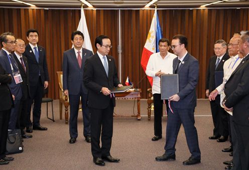 Photograph of the Prime Minister and the President of the Philippines at the exchange of signed documents (1)