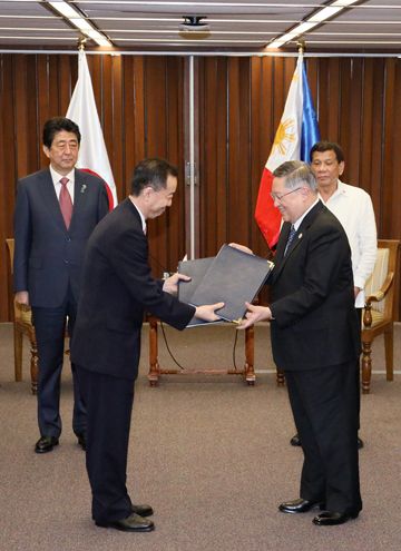 Photograph of the Prime Minister and the President of the Philippines at the exchange of signed documents (2)