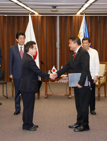 Photograph of the Prime Minister and the President of the Philippines at the exchange of signed documents (3)