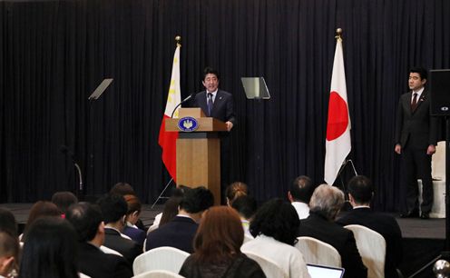 Photograph of the press conference (3)