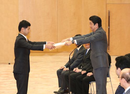 Photograph of the Prime Minister presenting a certificate of appreciation (1)