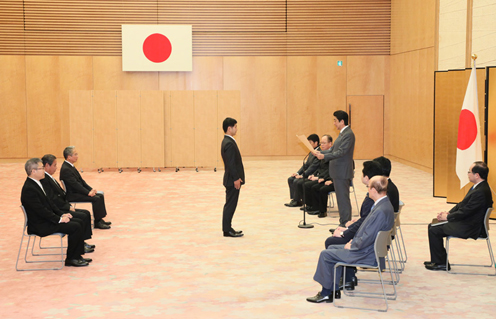Photograph of the Prime Minister presenting a certificate of appreciation (2)