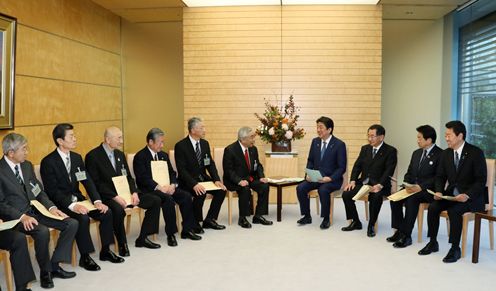 Photograph of the Prime Minister receiving the courtesy call (3)