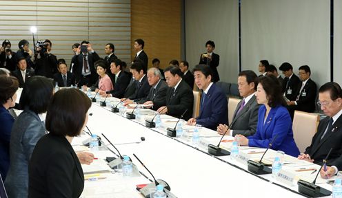 Photograph of the Prime Minister delivering an address (2)