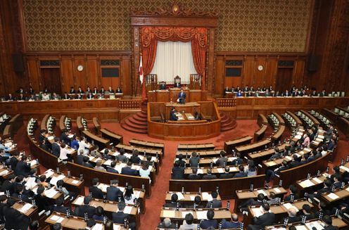 Photograph of the Prime Minister delivering a policy speech during the plenary session of the House of Councillors (4)