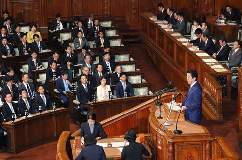 Photograph of the Prime Minister delivering a policy speech during the plenary session of the House of Representatives (3)