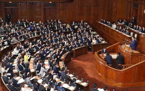 Photograph of the Prime Minister delivering a policy speech during the plenary session of the House of Representatives (4)