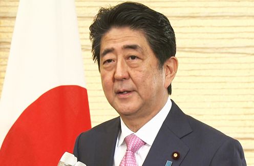 Photograph of Prime Minister Abe holding the press occasion