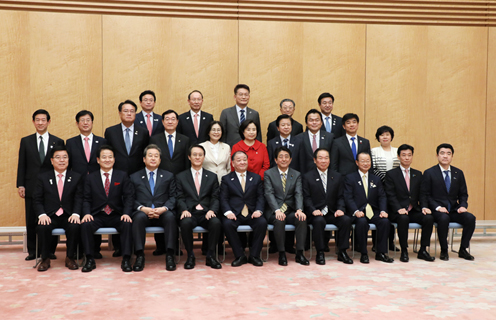 Photograph of the Prime Minister attending a photograph session (1)