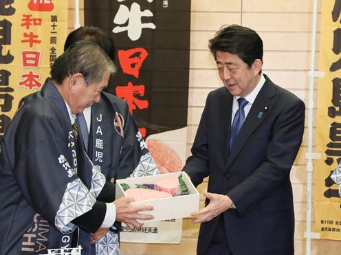 Photograph of the Prime Minister being presented with the Japanese wagyu beef