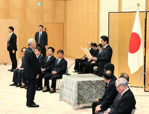 Photograph of the Prime Minister presenting a certificate of award (1)