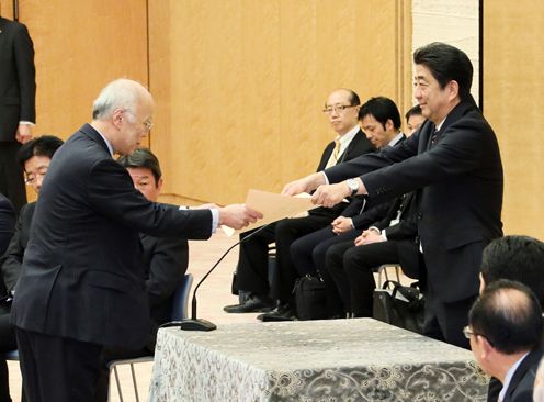 Photograph of the Prime Minister presenting a certificate of award (2)